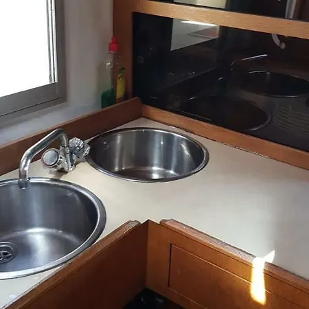 Bateau-hôtel Barca Stormy Princess 300 Cv - 6 Posti Letto *